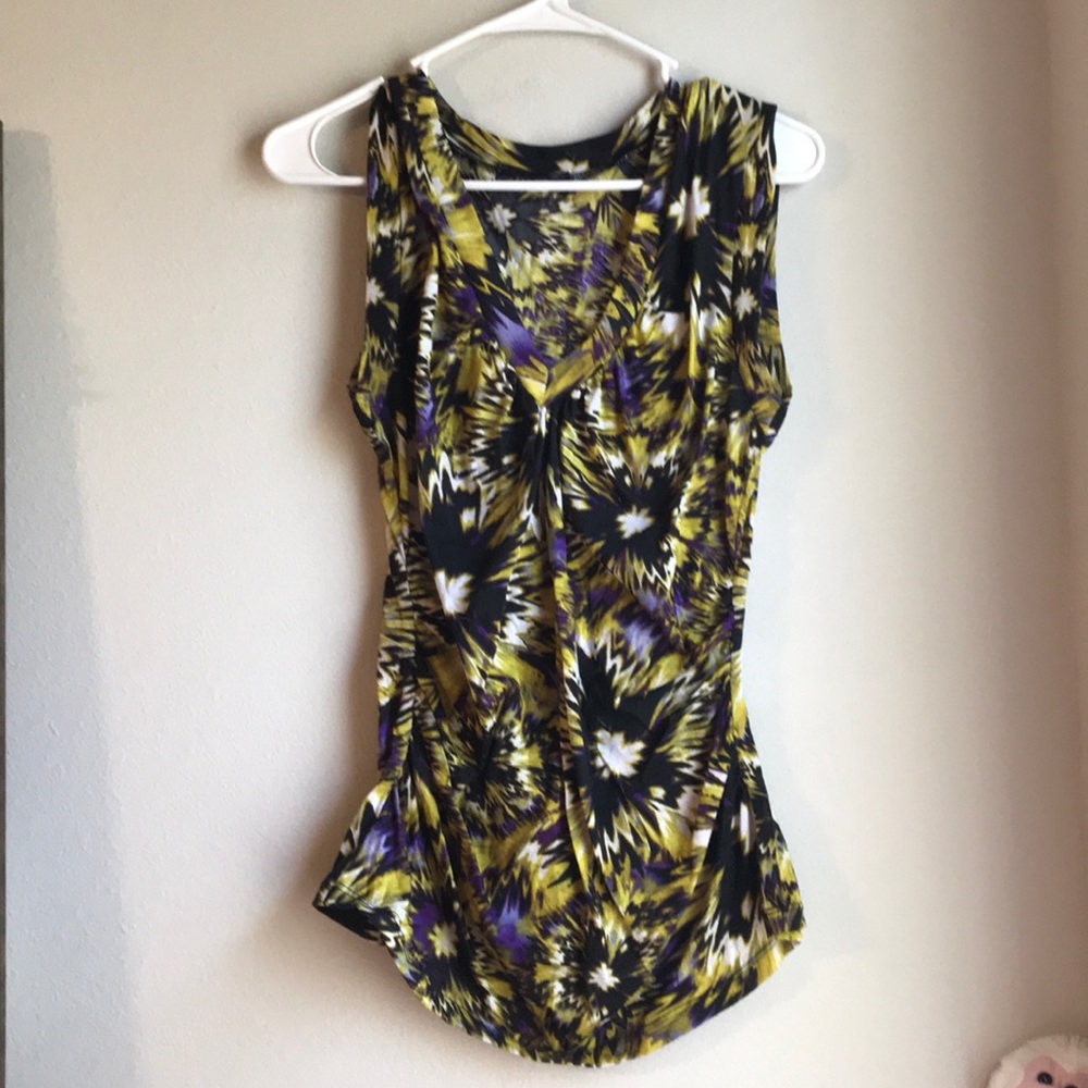 ☀️ SUMMER SALE 3 for $18 sleeveless tops This V neck has rousing up sides size M